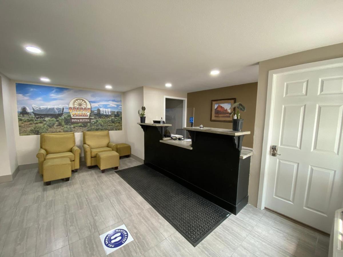 לייקוויו Oregon Trail Inn And Suites מראה חיצוני תמונה