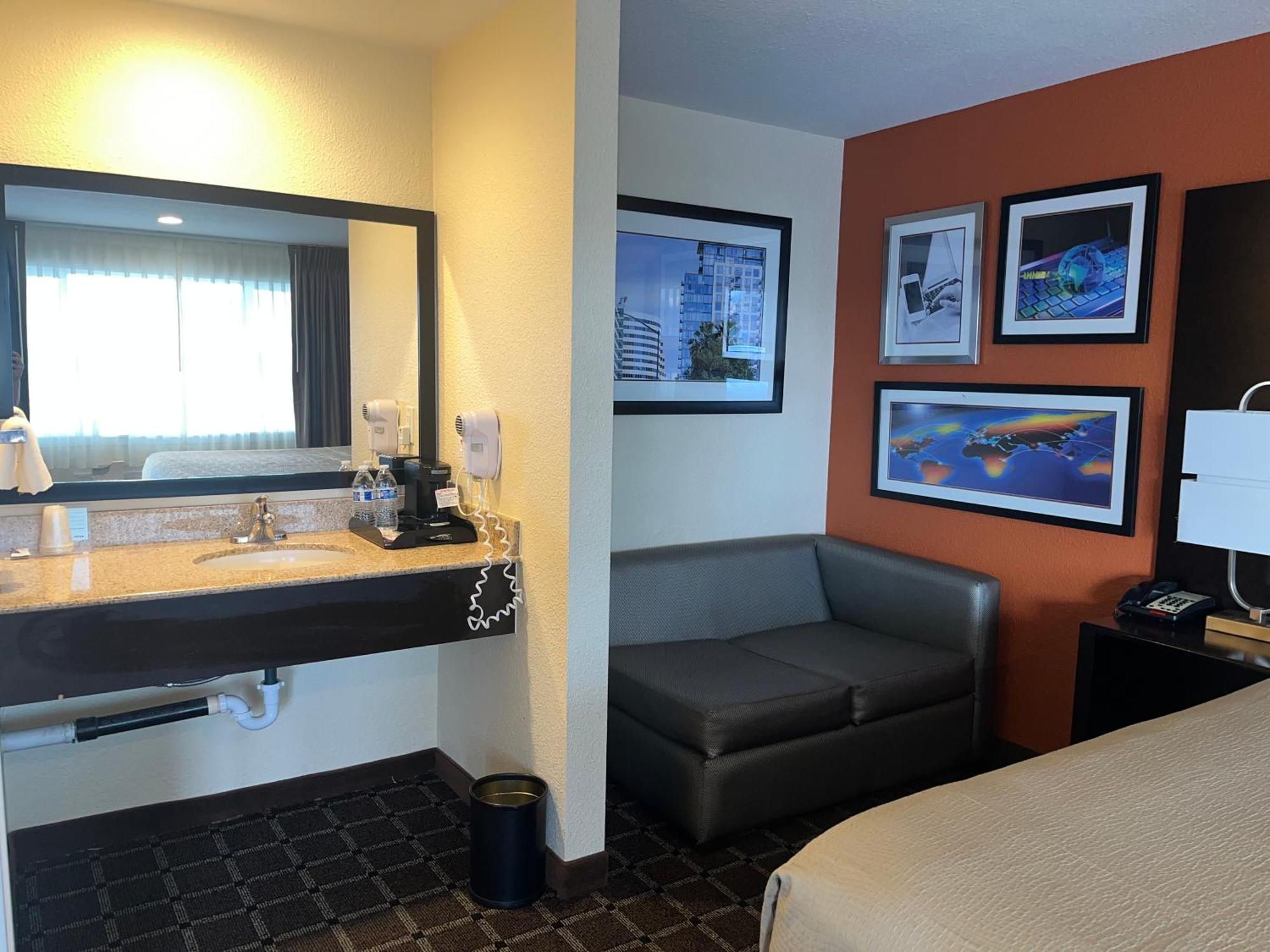 לייקוויו Oregon Trail Inn And Suites מראה חיצוני תמונה