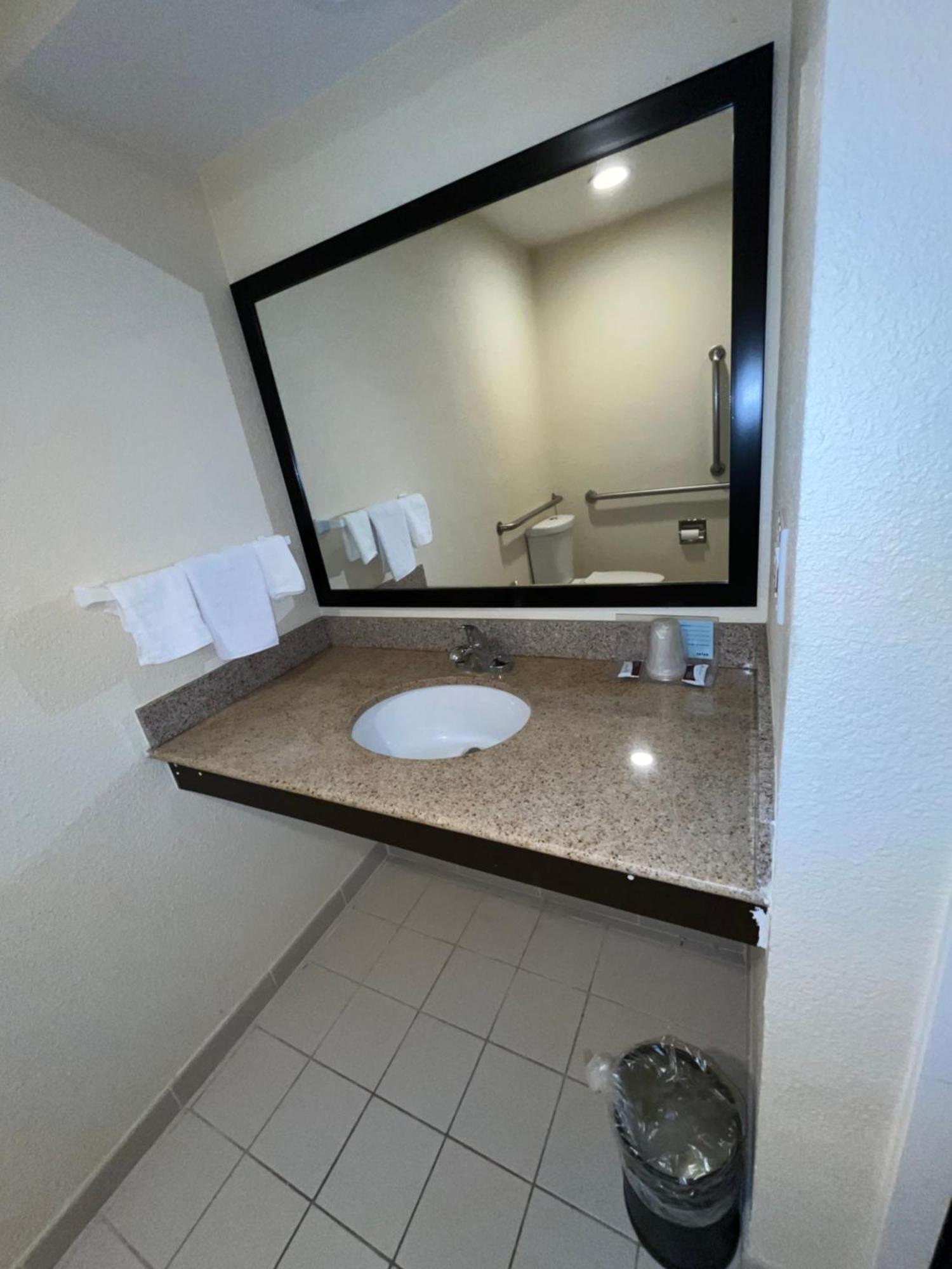 לייקוויו Oregon Trail Inn And Suites מראה חיצוני תמונה