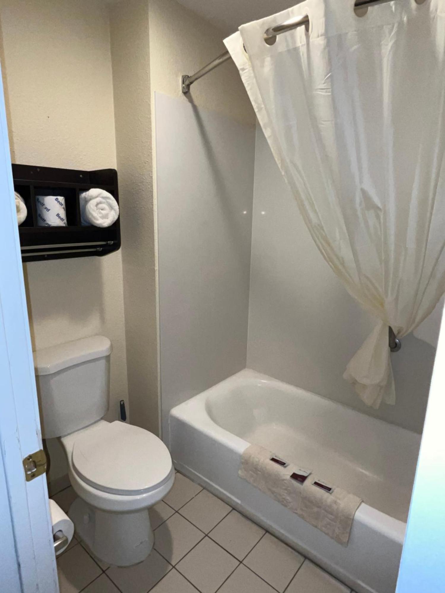 לייקוויו Oregon Trail Inn And Suites מראה חיצוני תמונה