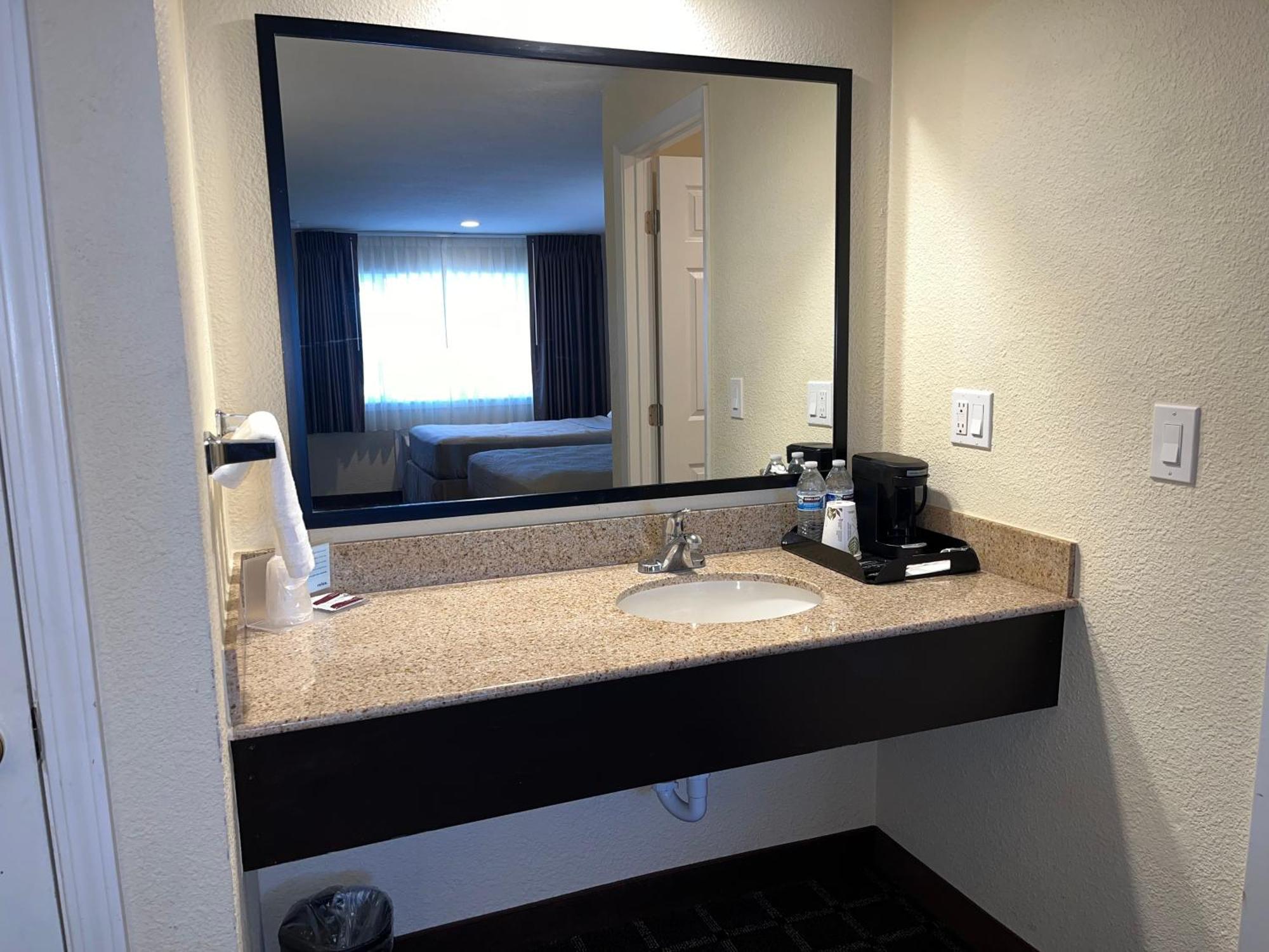 לייקוויו Oregon Trail Inn And Suites מראה חיצוני תמונה