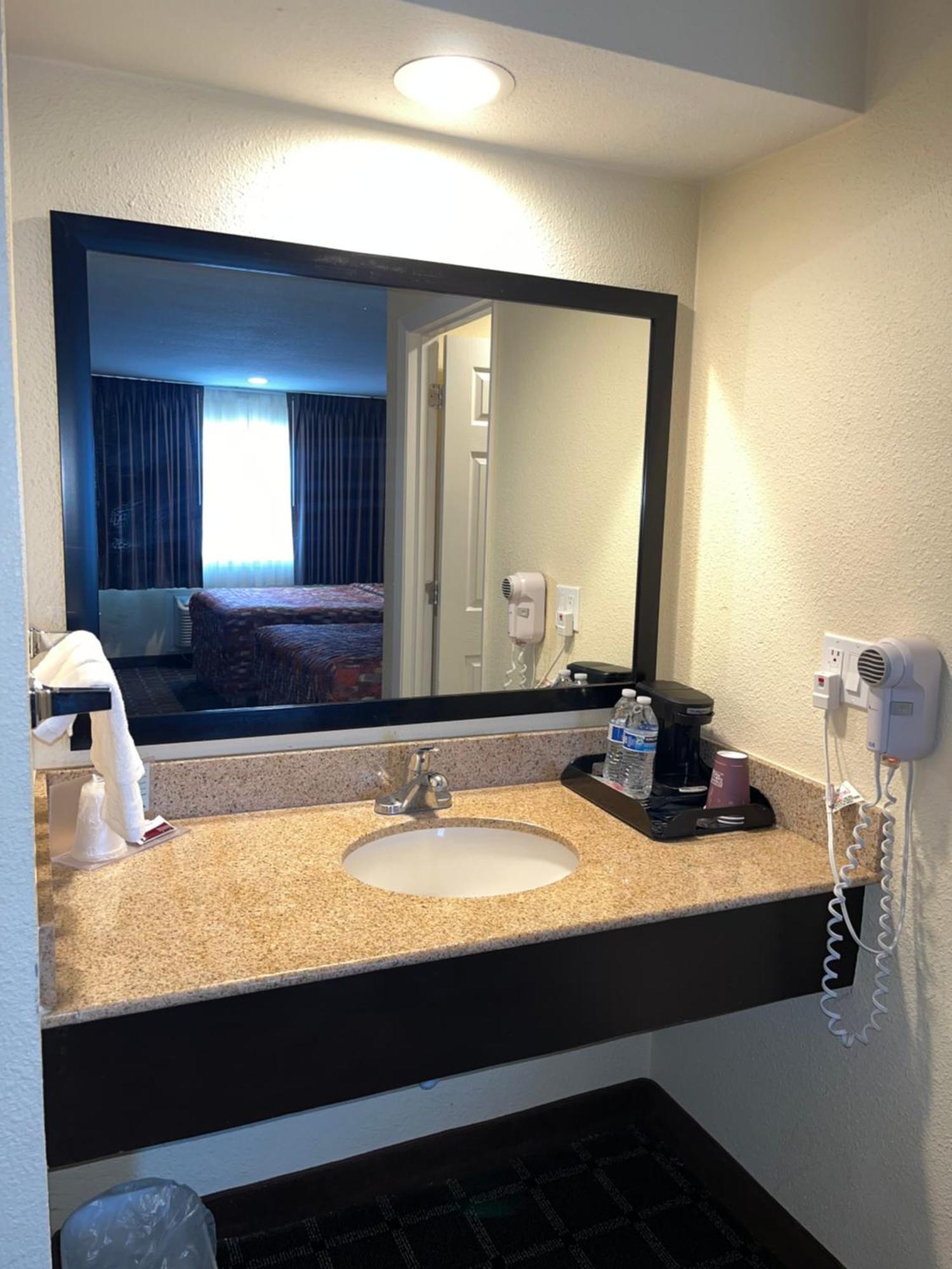 לייקוויו Oregon Trail Inn And Suites מראה חיצוני תמונה